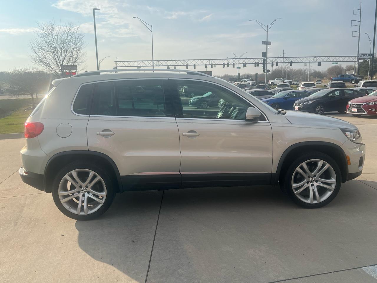 Volkswagen Tiguan 2WD 4dr Auto SE w/Sunroof & Nav 2013