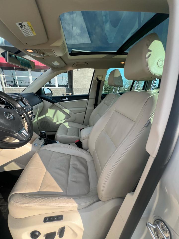 Volkswagen Tiguan 2WD 4dr Auto SE w/Sunroof & Nav 2013
