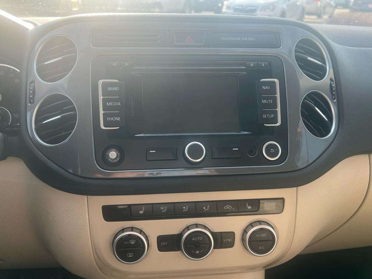 Volkswagen Tiguan 2WD 4dr Auto SE w/Sunroof & Nav 2013