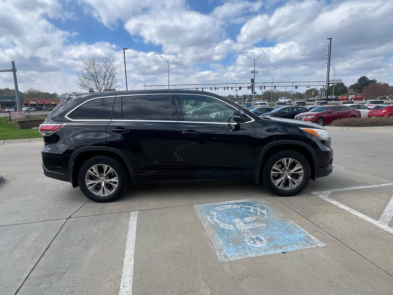 Toyota Highlander AWD 4dr V6 LE (Natl) 2014