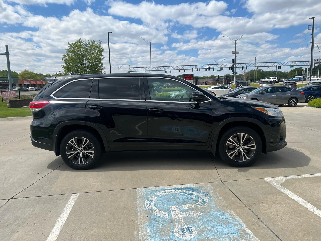 Toyota Highlander LE V6 AWD (Natl) 2017