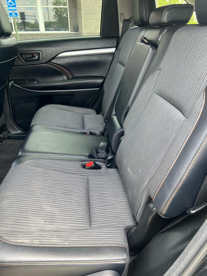 Toyota Highlander LE V6 AWD (Natl) 2017