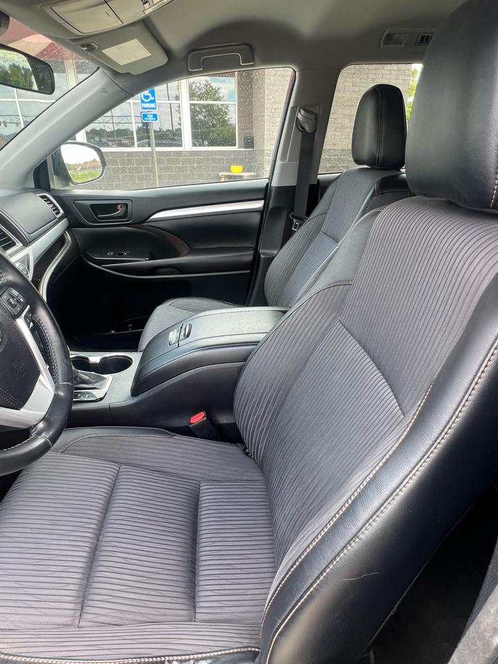 Toyota Highlander LE V6 AWD (Natl) 2017