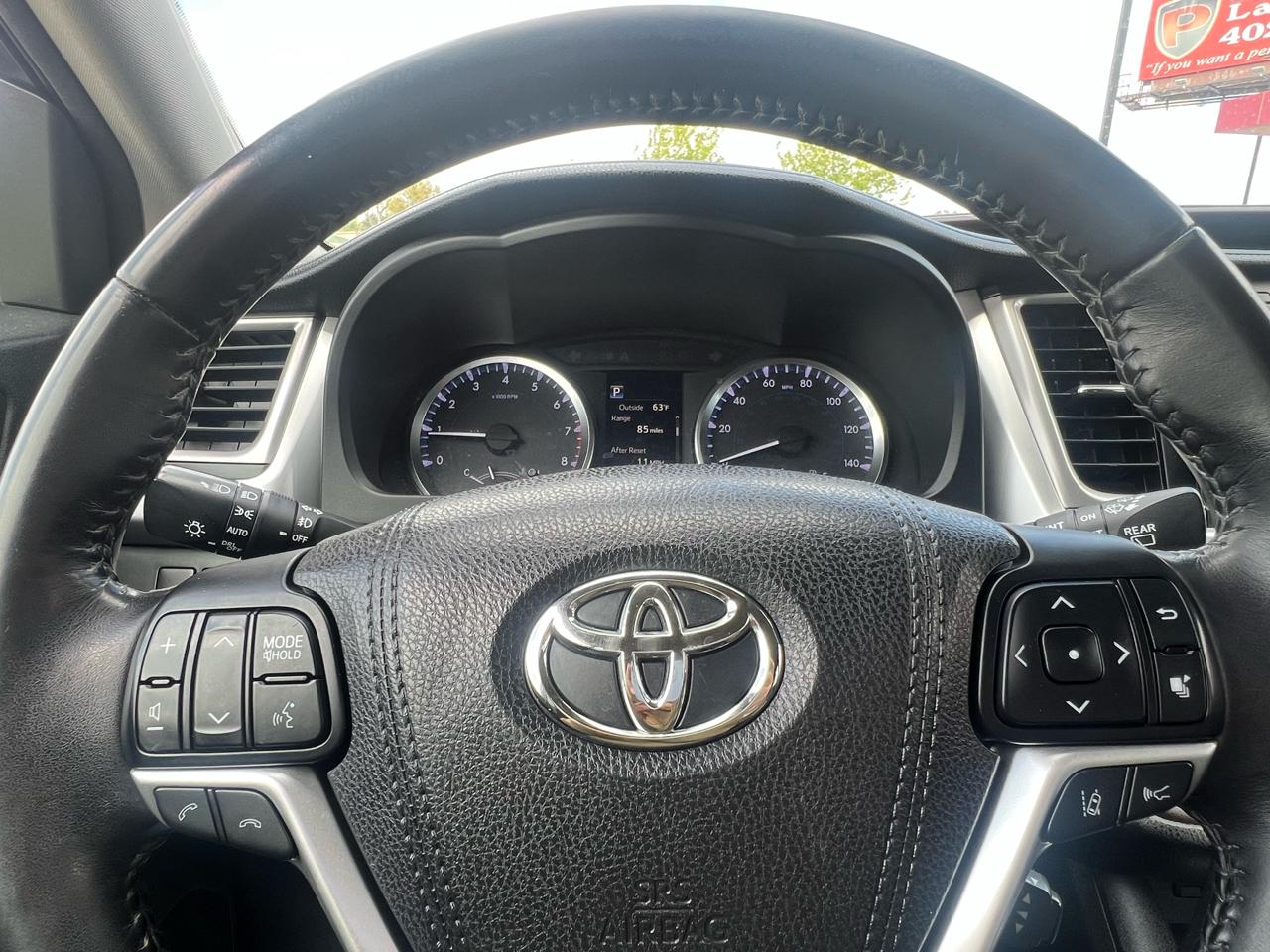 Toyota Highlander LE V6 AWD (Natl) 2017