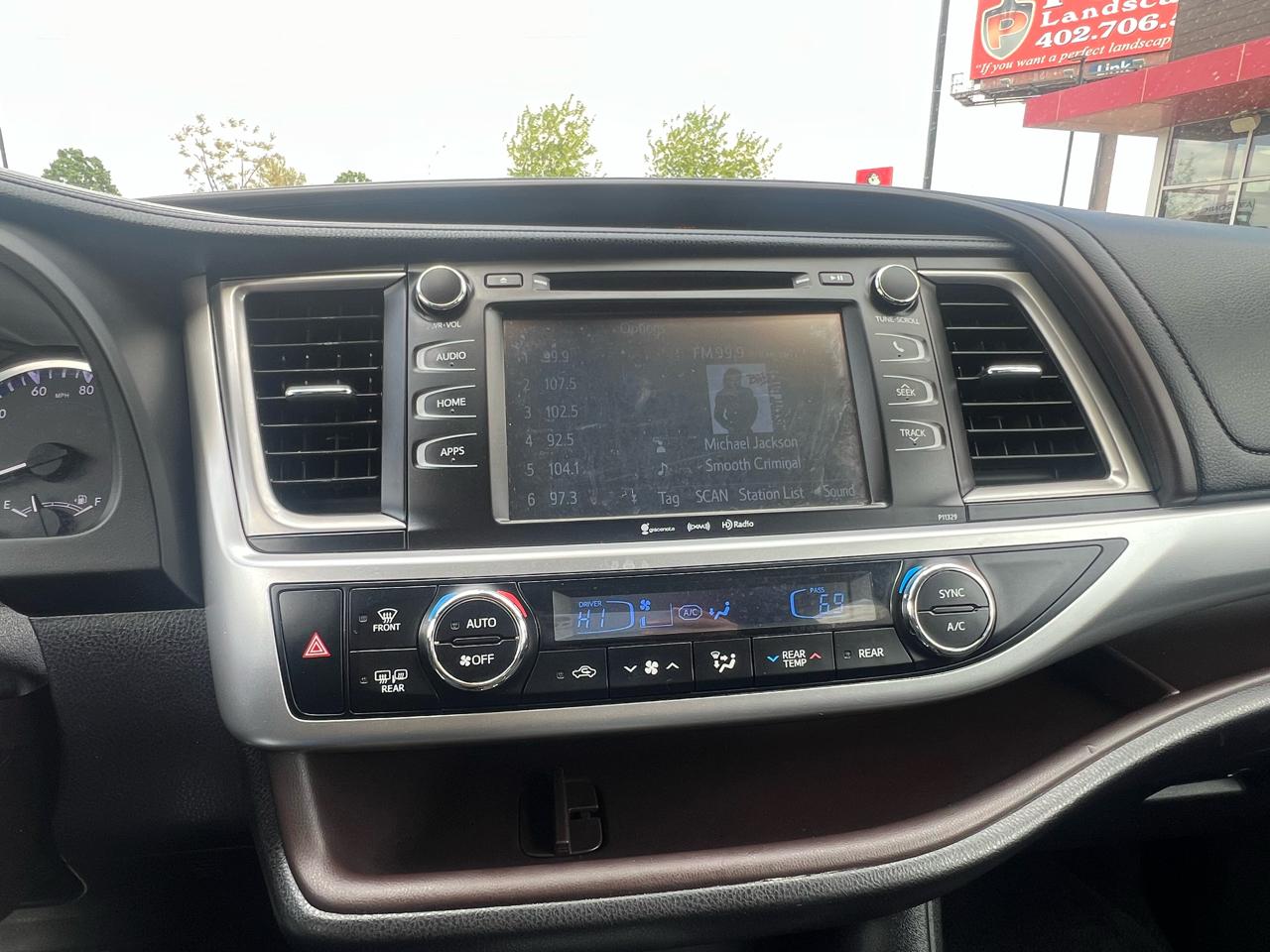 Toyota Highlander LE V6 AWD (Natl) 2017
