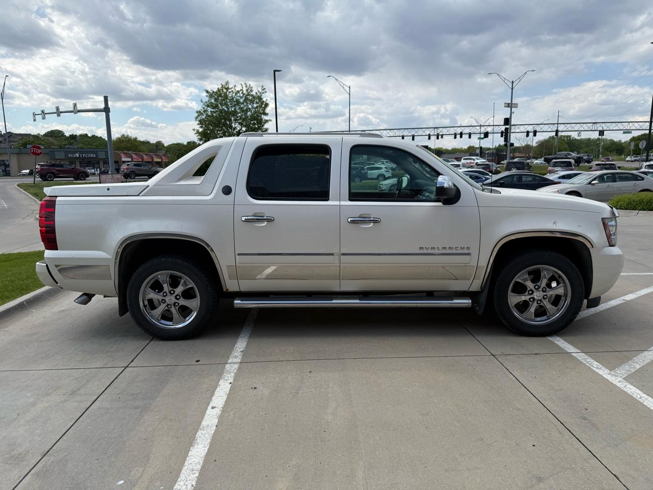 Chevrolet Avalanche 4WD Crew Cab LTZ 2013