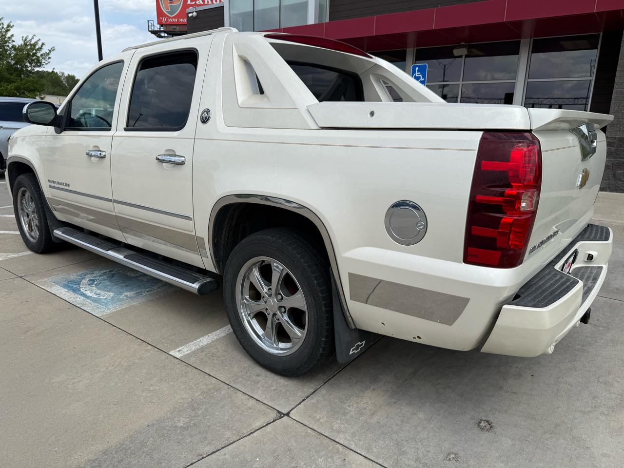 Chevrolet Avalanche 4WD Crew Cab LTZ 2013