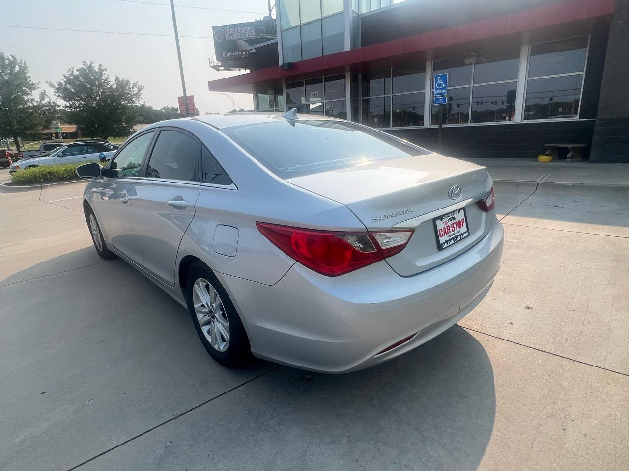 Hyundai Sonata 4dr Sdn 2.4L Auto GLS 2011