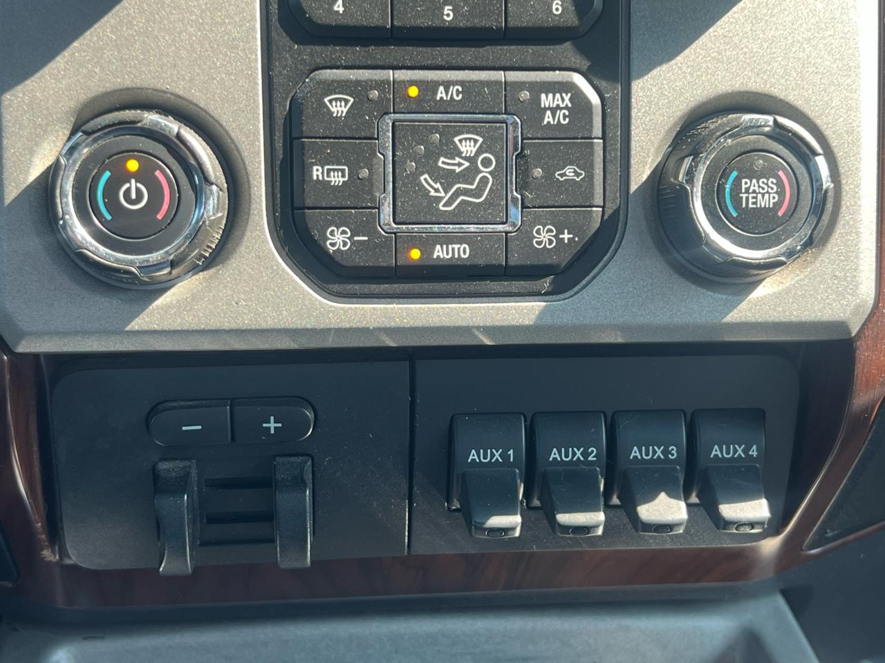 Ford Super Duty F-350 SRW 4WD Crew Cab 176" WB 60" CA Lariat 2015
