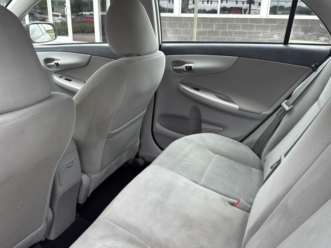 Toyota Corolla 4dr Sdn Auto LE Special Edition (Natl) 2013