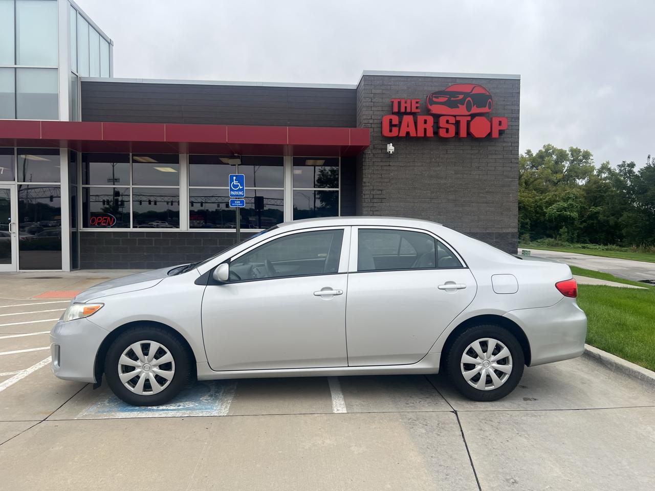 Toyota Corolla 4dr Sdn Auto LE (Natl) 2012