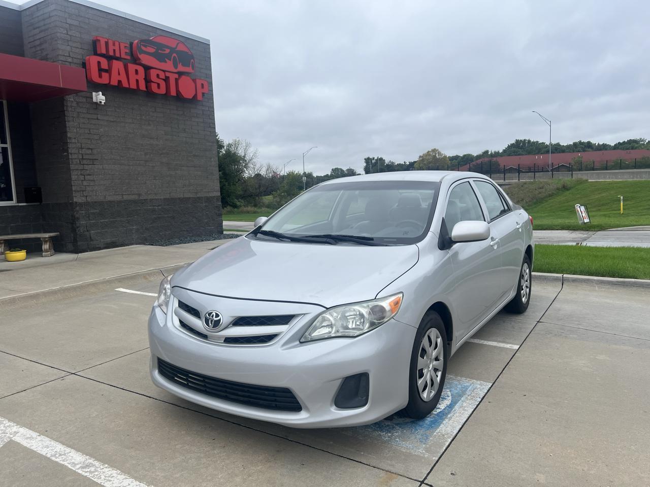 Toyota Corolla 4dr Sdn Auto LE (Natl) 2012