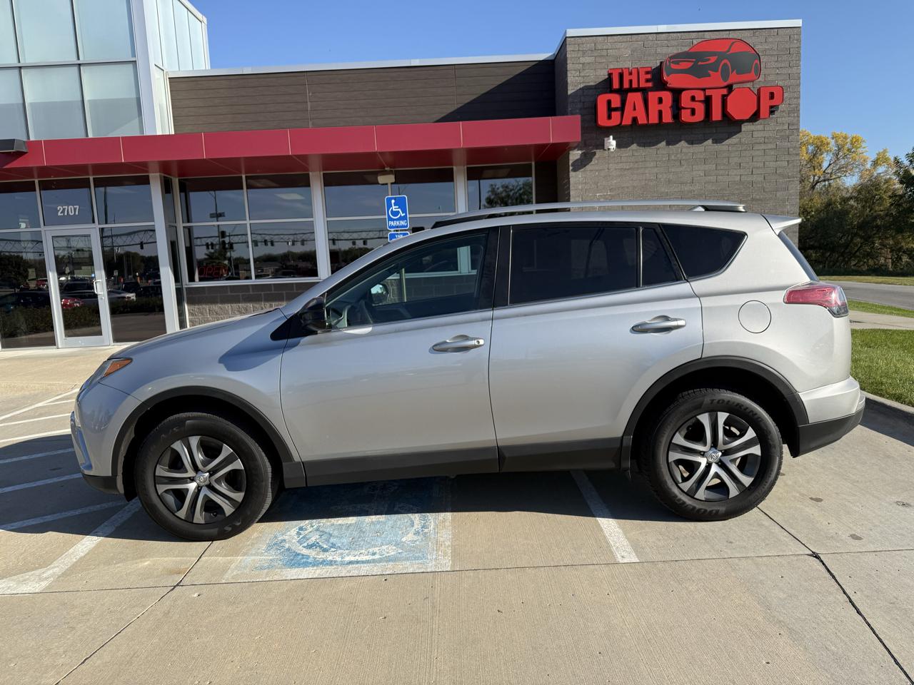 Toyota RAV4 LE AWD (Natl) 2018