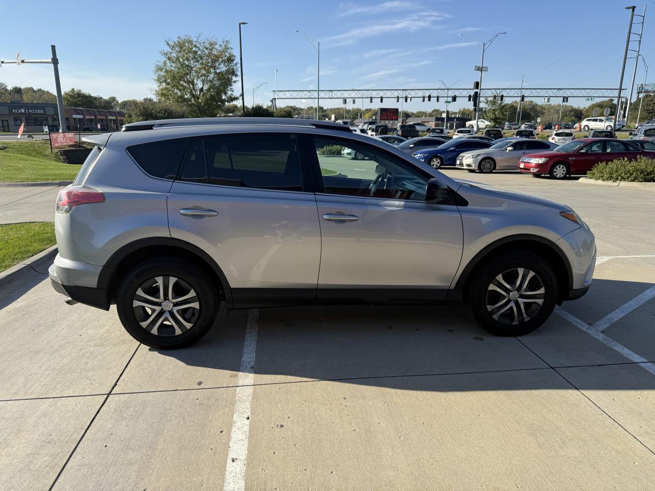 Toyota RAV4 LE AWD (Natl) 2018