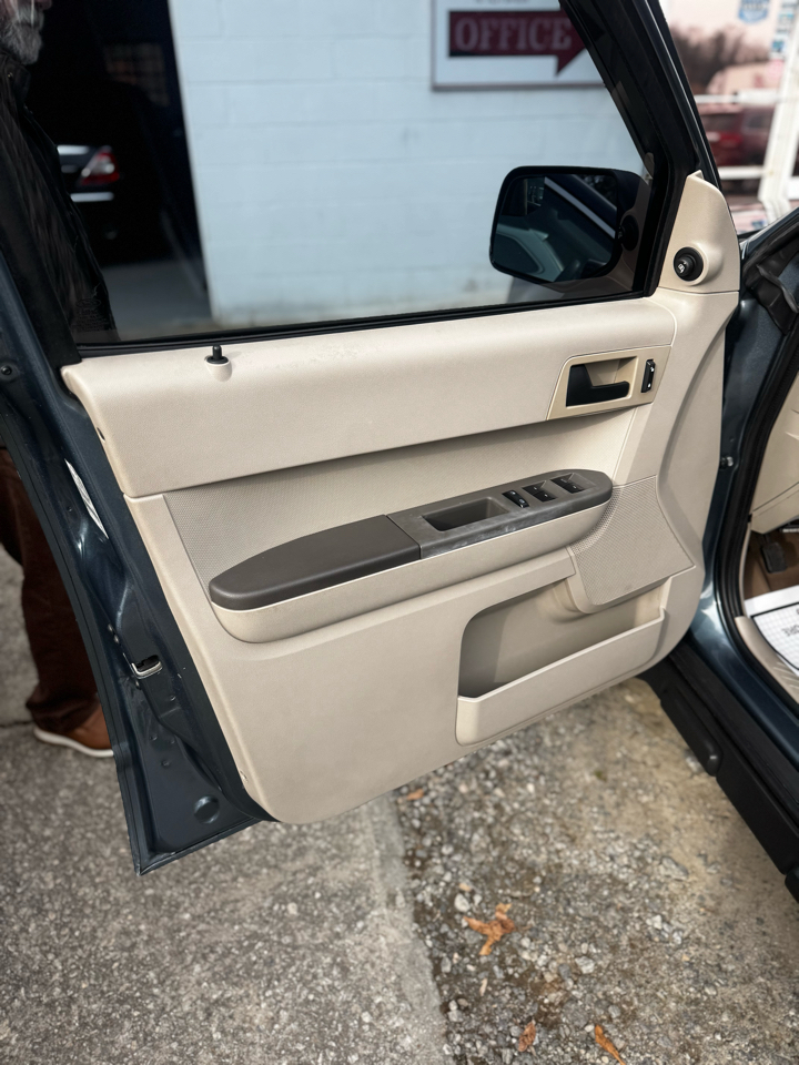 Ford Escape FWD 4dr XLS 2012