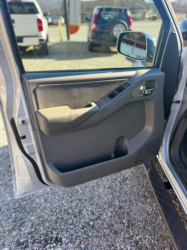 Nissan Frontier 2WD Crew Cab SWB Auto SL 2012