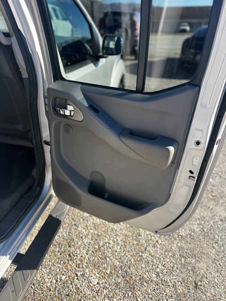 Nissan Frontier 2WD Crew Cab SWB Auto SL 2012