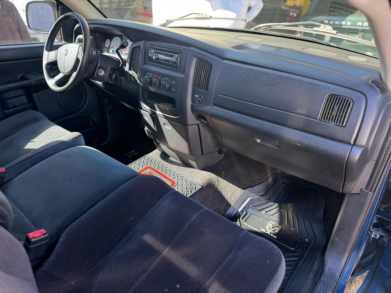 Dodge Ram 1500 2dr Reg Cab 120.5" WB SLT 2004