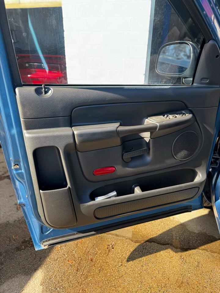 Dodge Ram 1500 2dr Reg Cab 120.5" WB SLT 2004