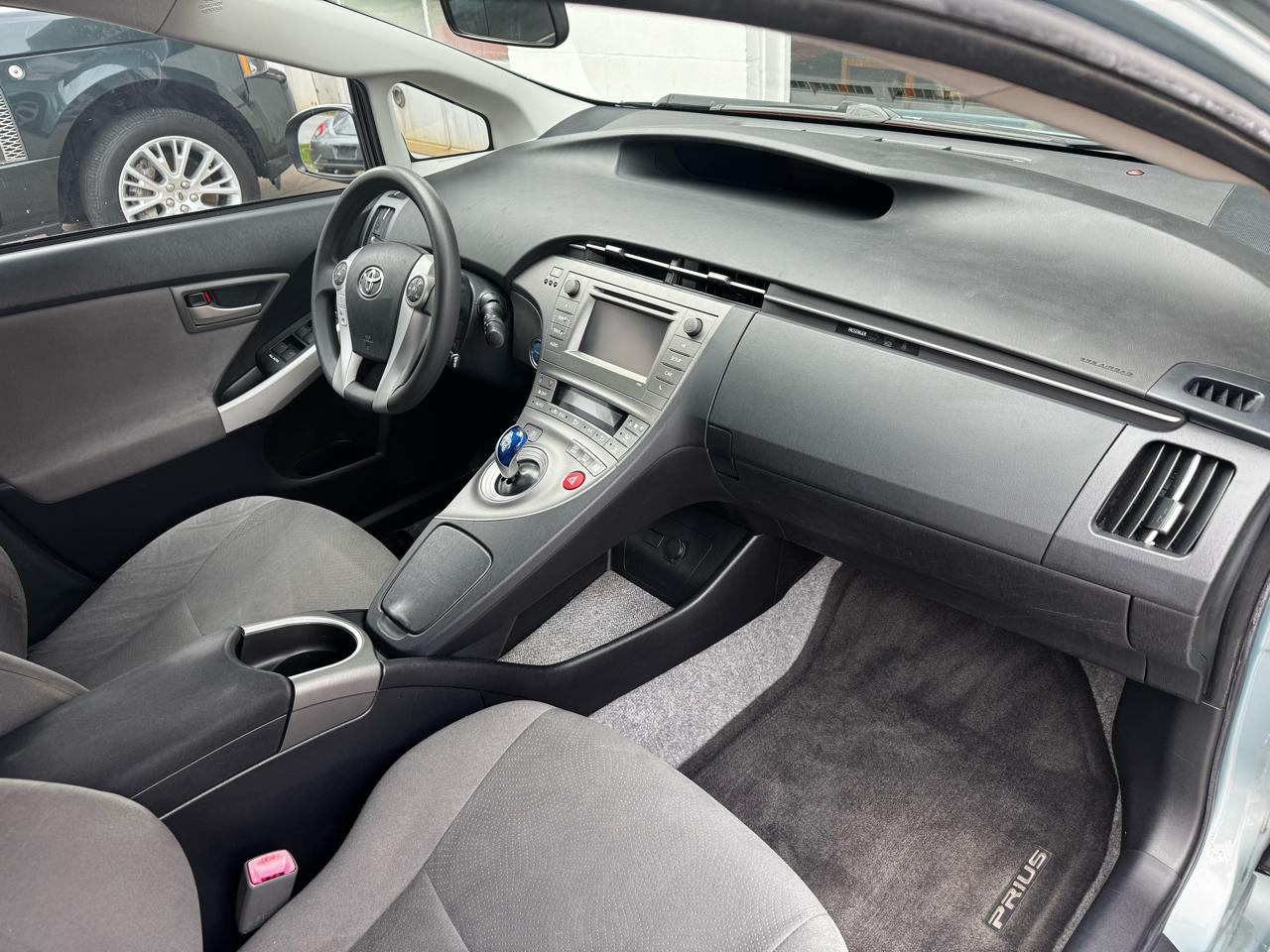 Toyota Prius Prius V 2012