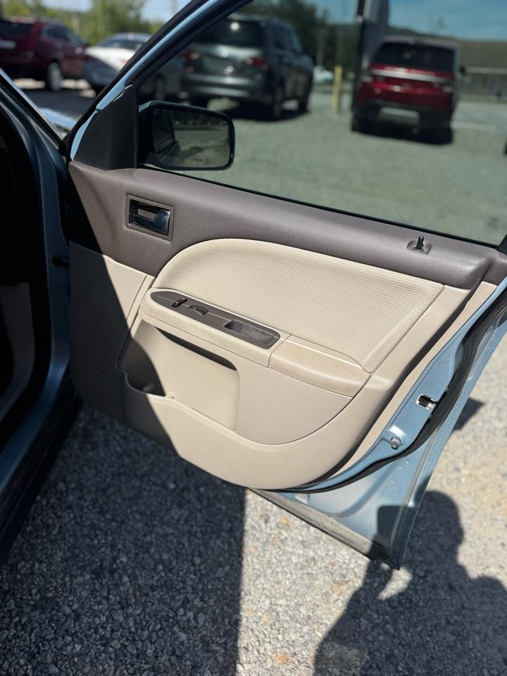 Ford Taurus SE FWD 2009
