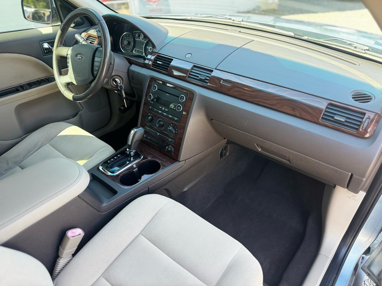 Ford Taurus SE FWD 2009