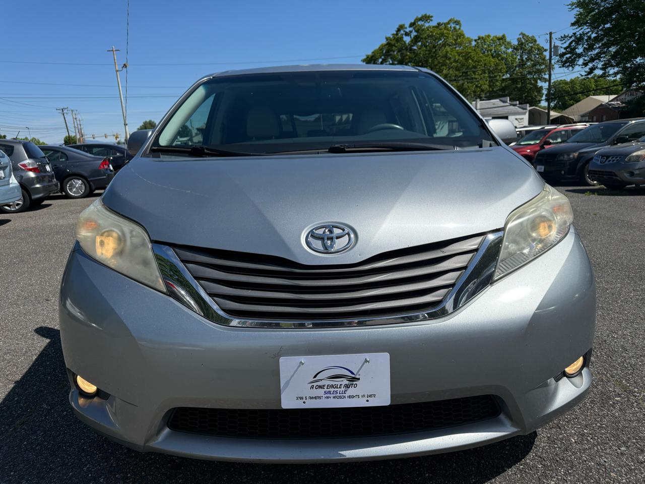 Toyota Sienna 5dr 8-Pass Van V6 XLE FWD (Natl) 2011