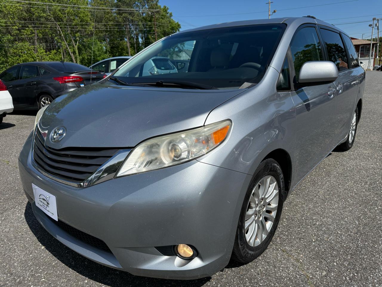 Toyota Sienna 5dr 8-Pass Van V6 XLE FWD (Natl) 2011