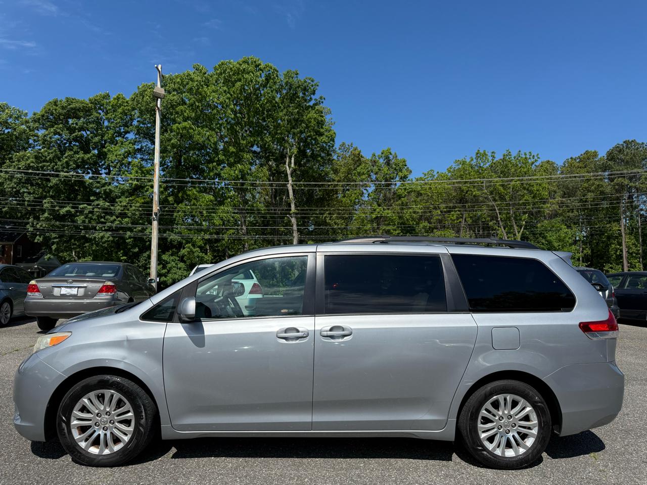 Toyota Sienna 5dr 8-Pass Van V6 XLE FWD (Natl) 2011