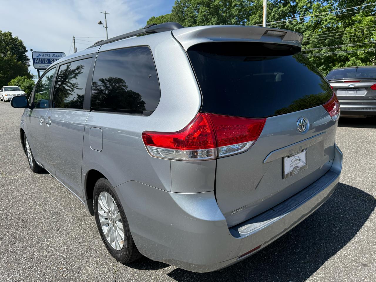 Toyota Sienna 5dr 8-Pass Van V6 XLE FWD (Natl) 2011