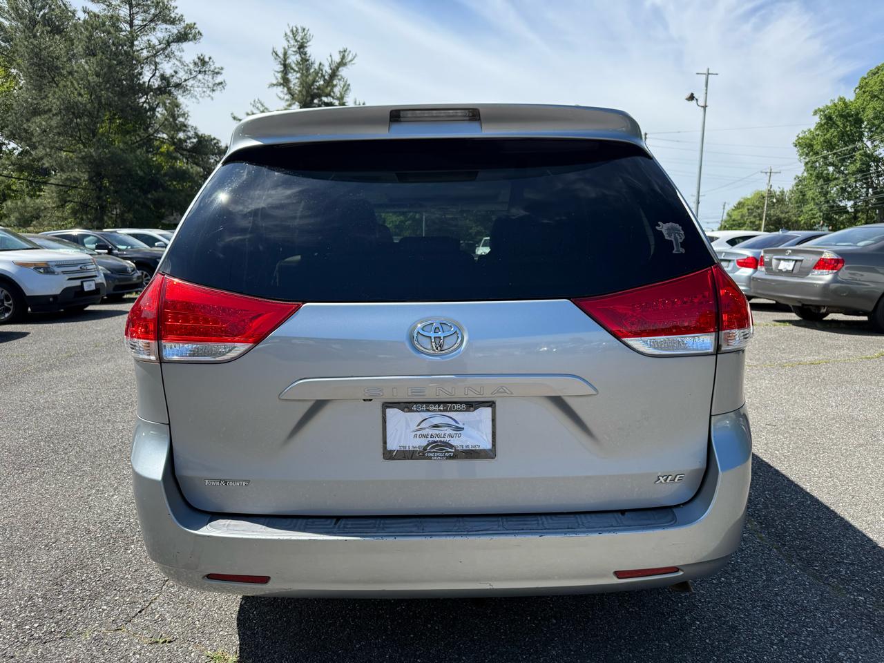 Toyota Sienna 5dr 8-Pass Van V6 XLE FWD (Natl) 2011