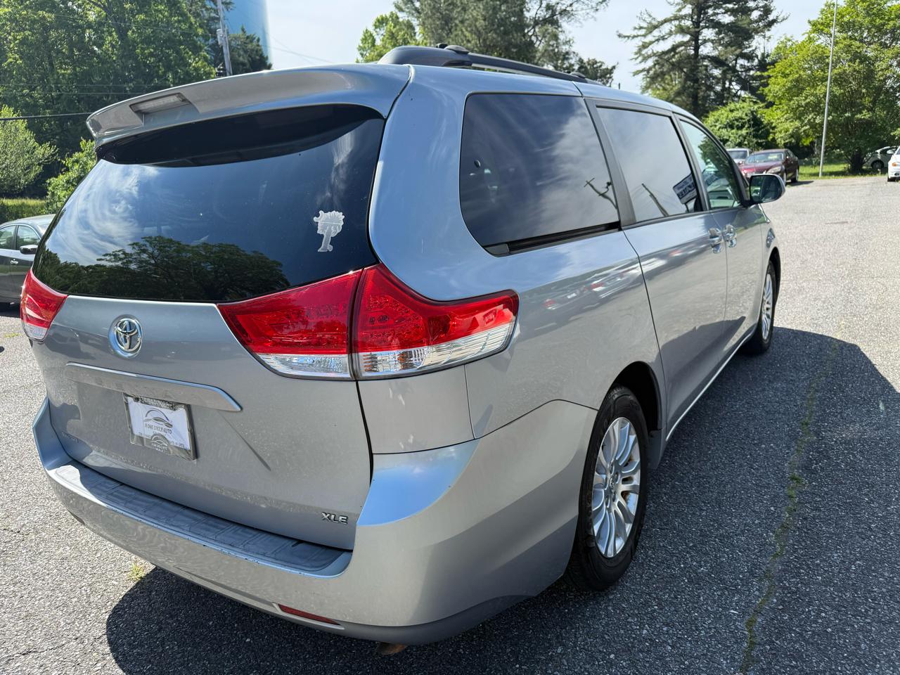 Toyota Sienna 5dr 8-Pass Van V6 XLE FWD (Natl) 2011