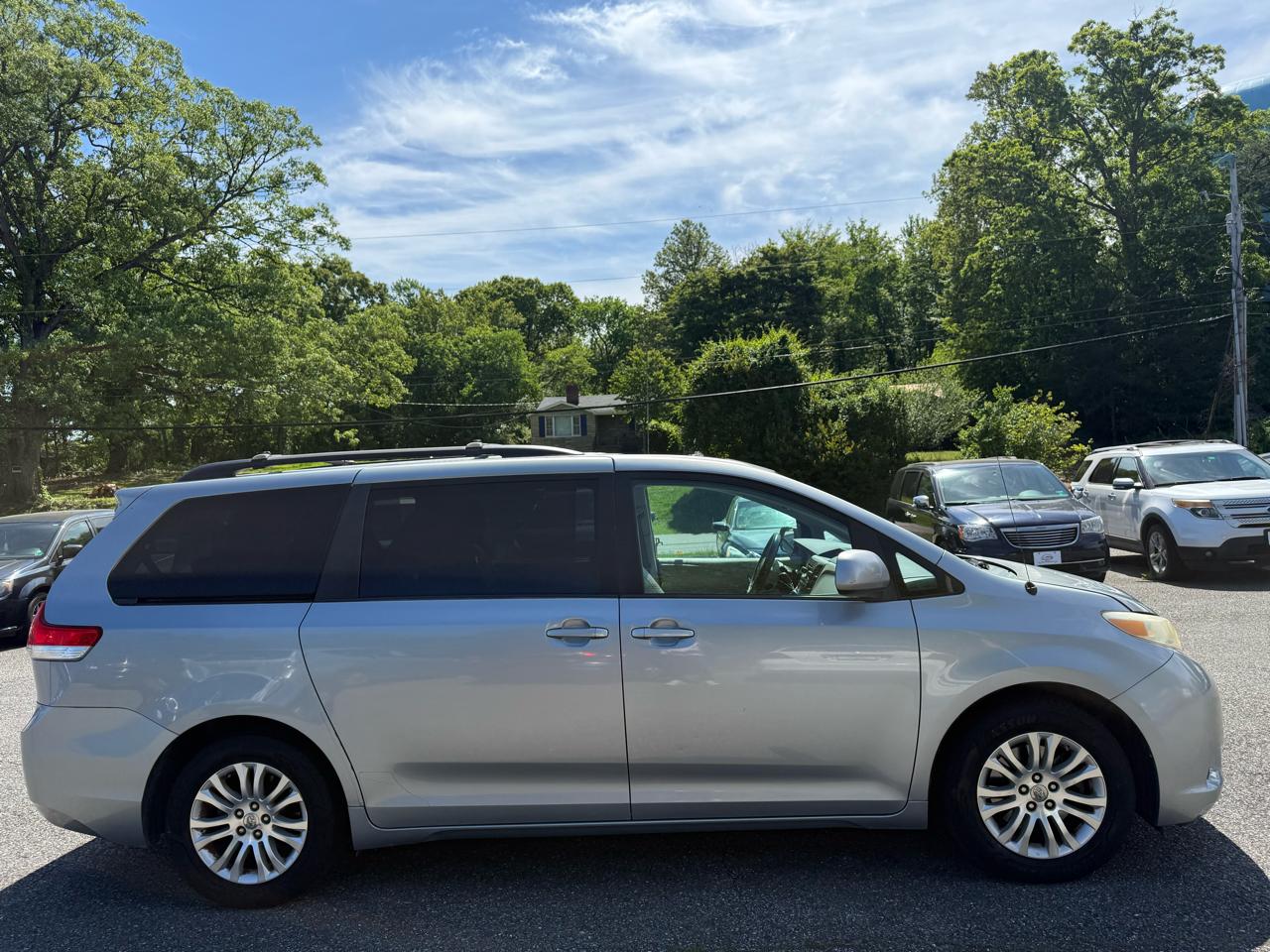 Toyota Sienna 5dr 8-Pass Van V6 XLE FWD (Natl) 2011