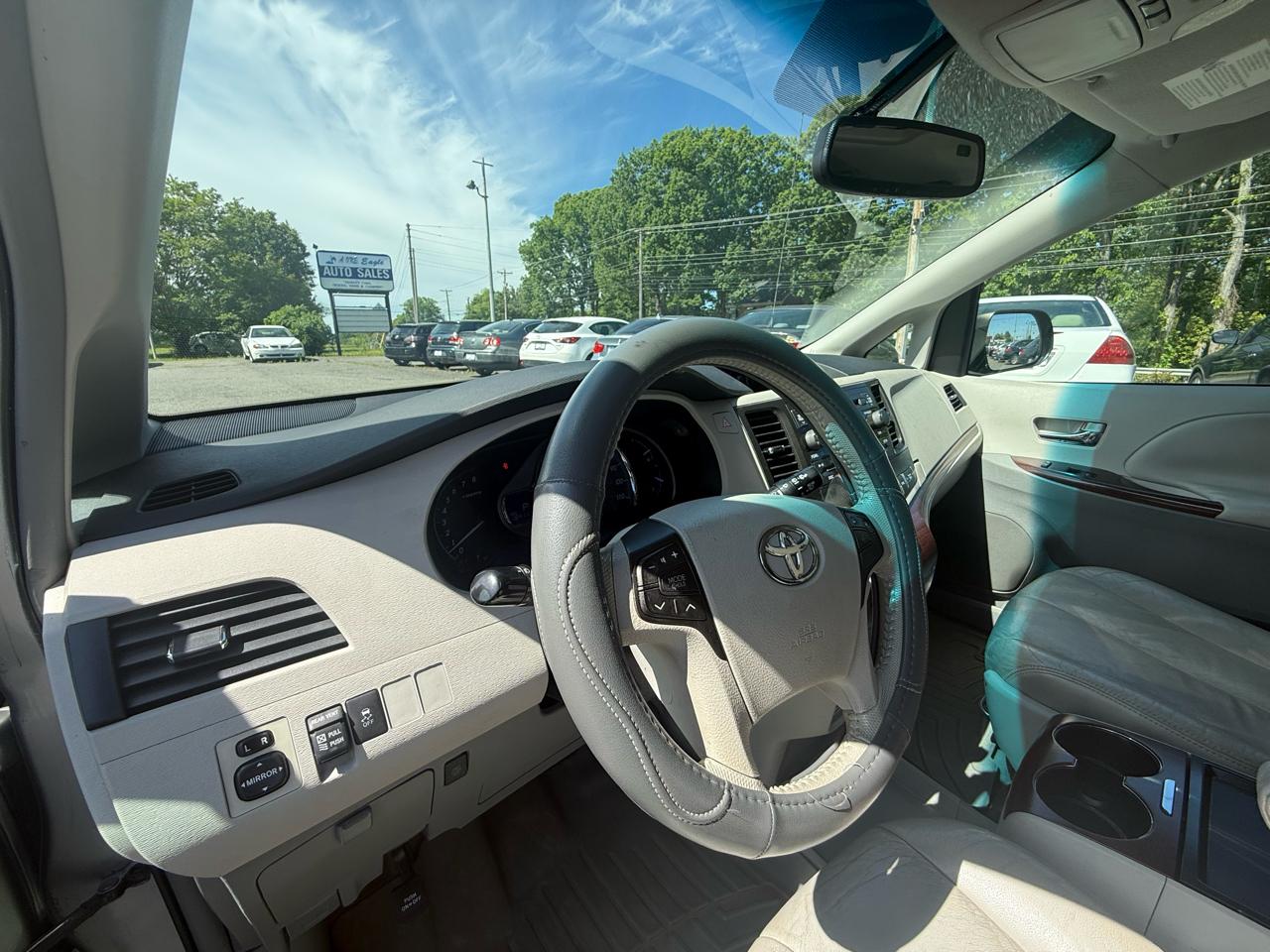 Toyota Sienna 5dr 8-Pass Van V6 XLE FWD (Natl) 2011