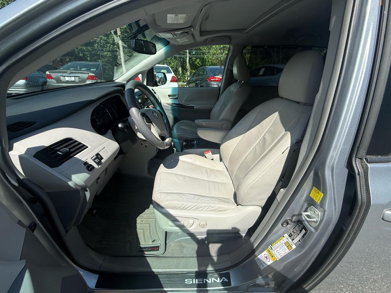 Toyota Sienna 5dr 8-Pass Van V6 XLE FWD (Natl) 2011