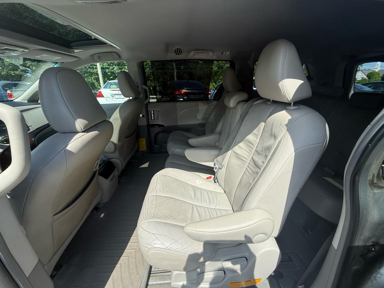 Toyota Sienna 5dr 8-Pass Van V6 XLE FWD (Natl) 2011