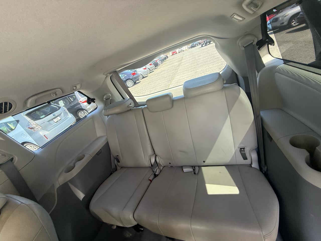 Toyota Sienna 5dr 8-Pass Van V6 XLE FWD (Natl) 2011