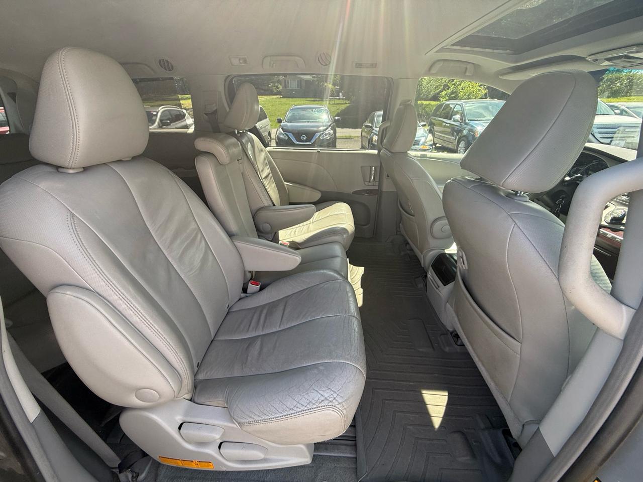 Toyota Sienna 5dr 8-Pass Van V6 XLE FWD (Natl) 2011