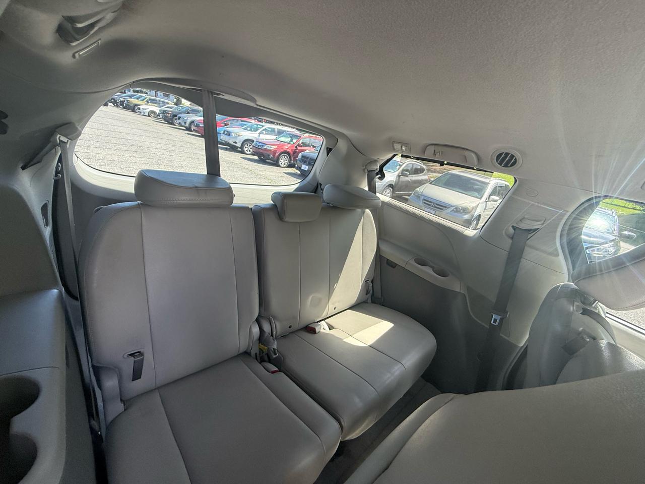 Toyota Sienna 5dr 8-Pass Van V6 XLE FWD (Natl) 2011