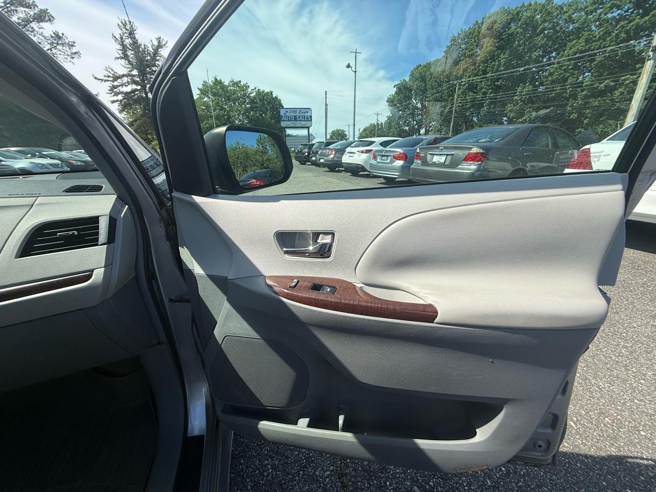 Toyota Sienna 5dr 8-Pass Van V6 XLE FWD (Natl) 2011