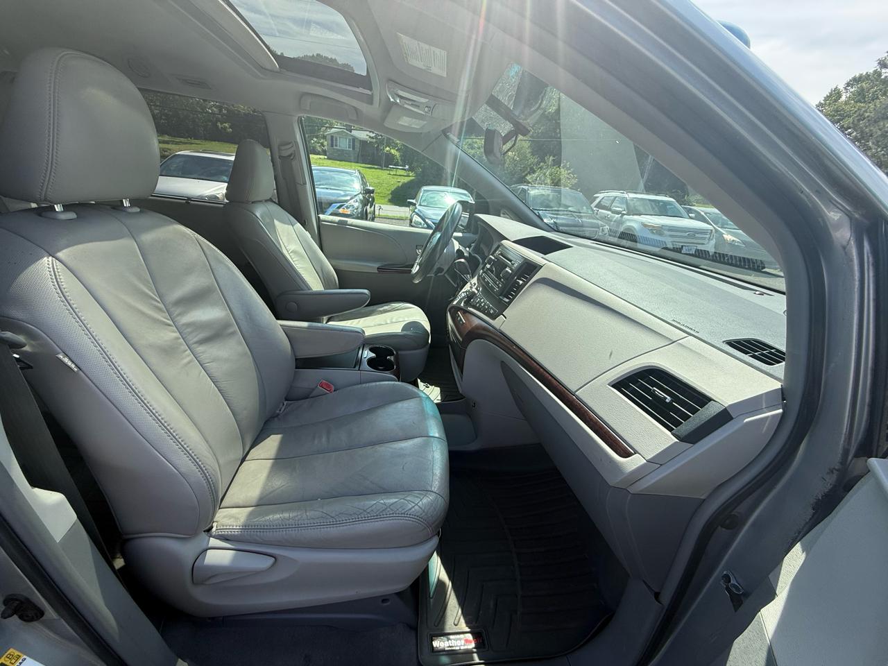 Toyota Sienna 5dr 8-Pass Van V6 XLE FWD (Natl) 2011