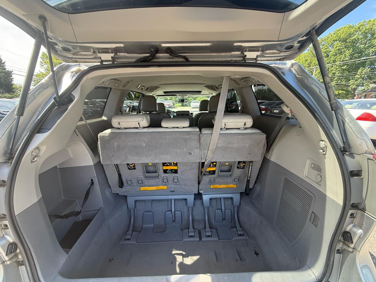 Toyota Sienna 5dr 8-Pass Van V6 XLE FWD (Natl) 2011