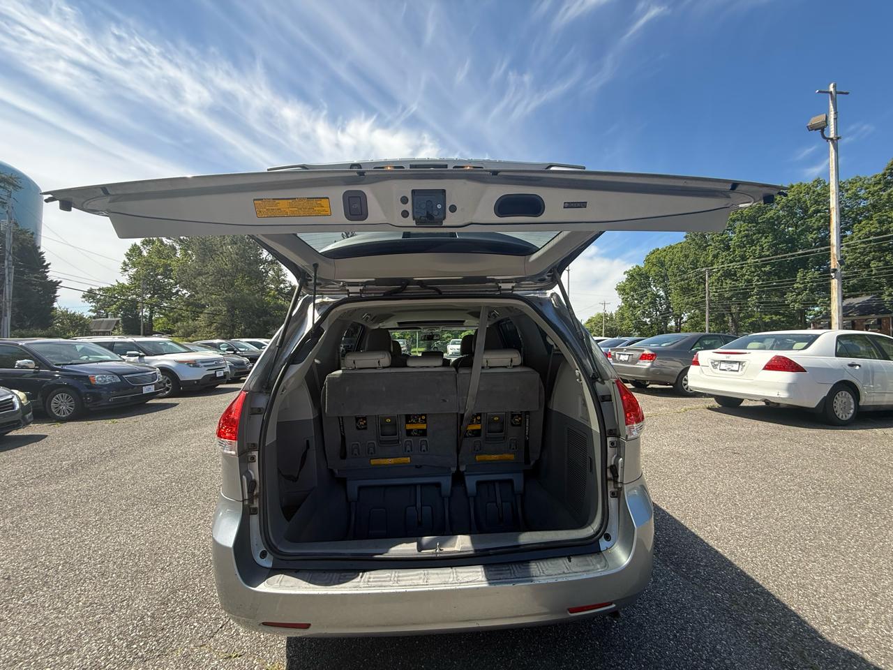 Toyota Sienna 5dr 8-Pass Van V6 XLE FWD (Natl) 2011