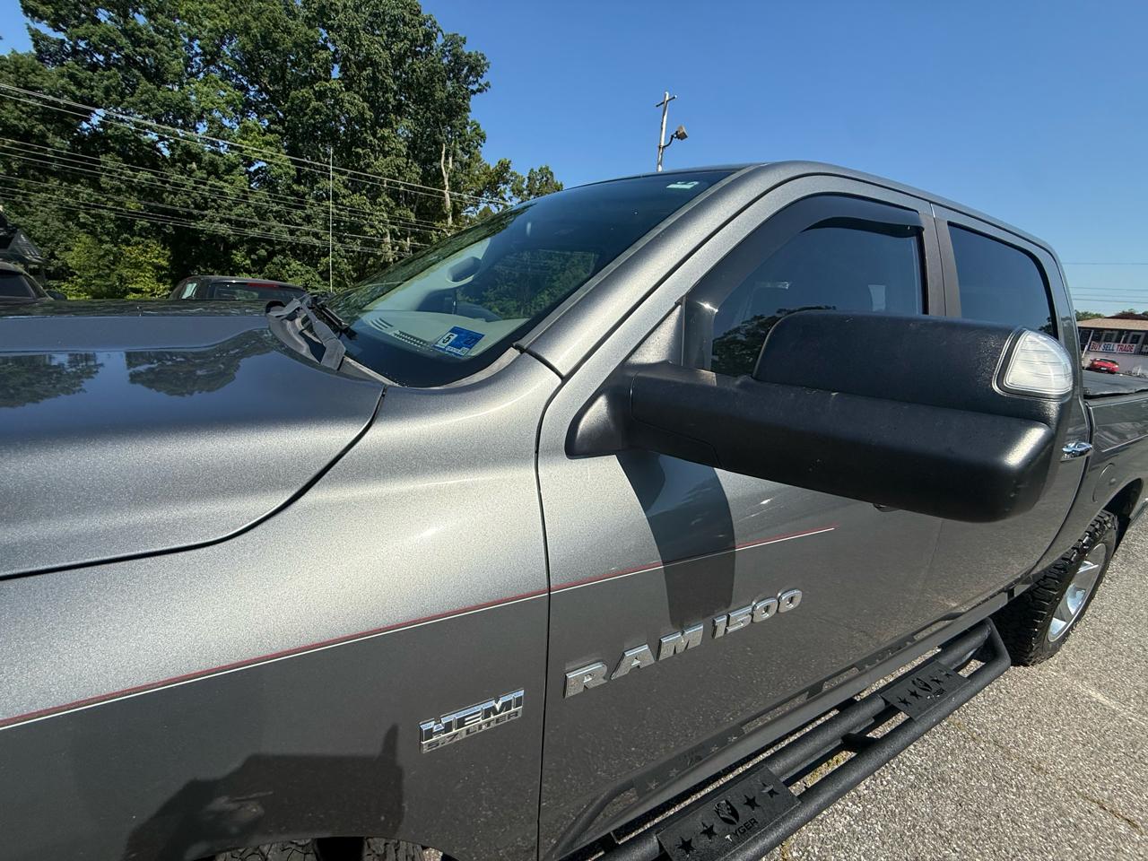 RAM 1500 4WD Crew Cab 140.5" Big Horn 2011