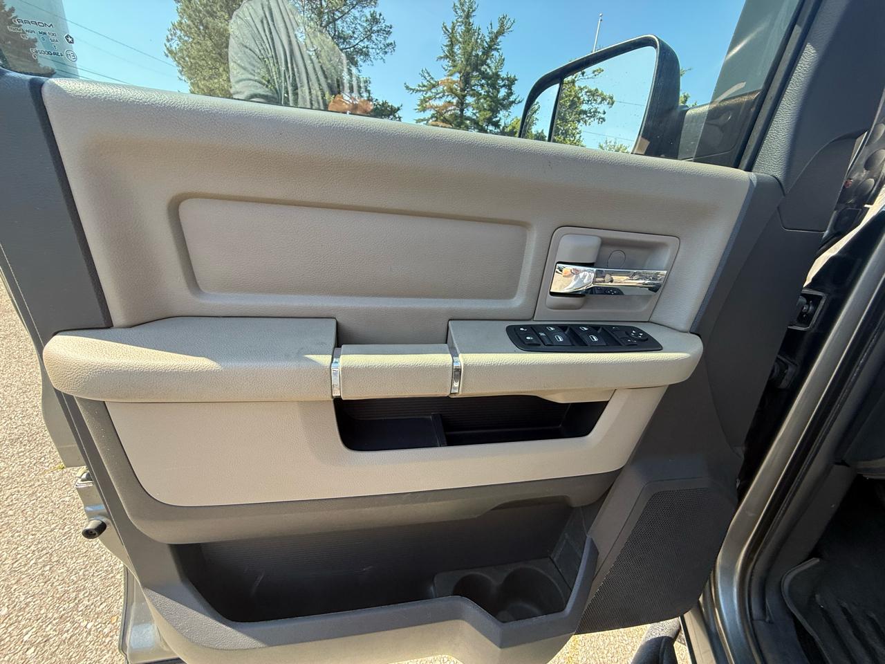 RAM 1500 4WD Crew Cab 140.5" Big Horn 2011