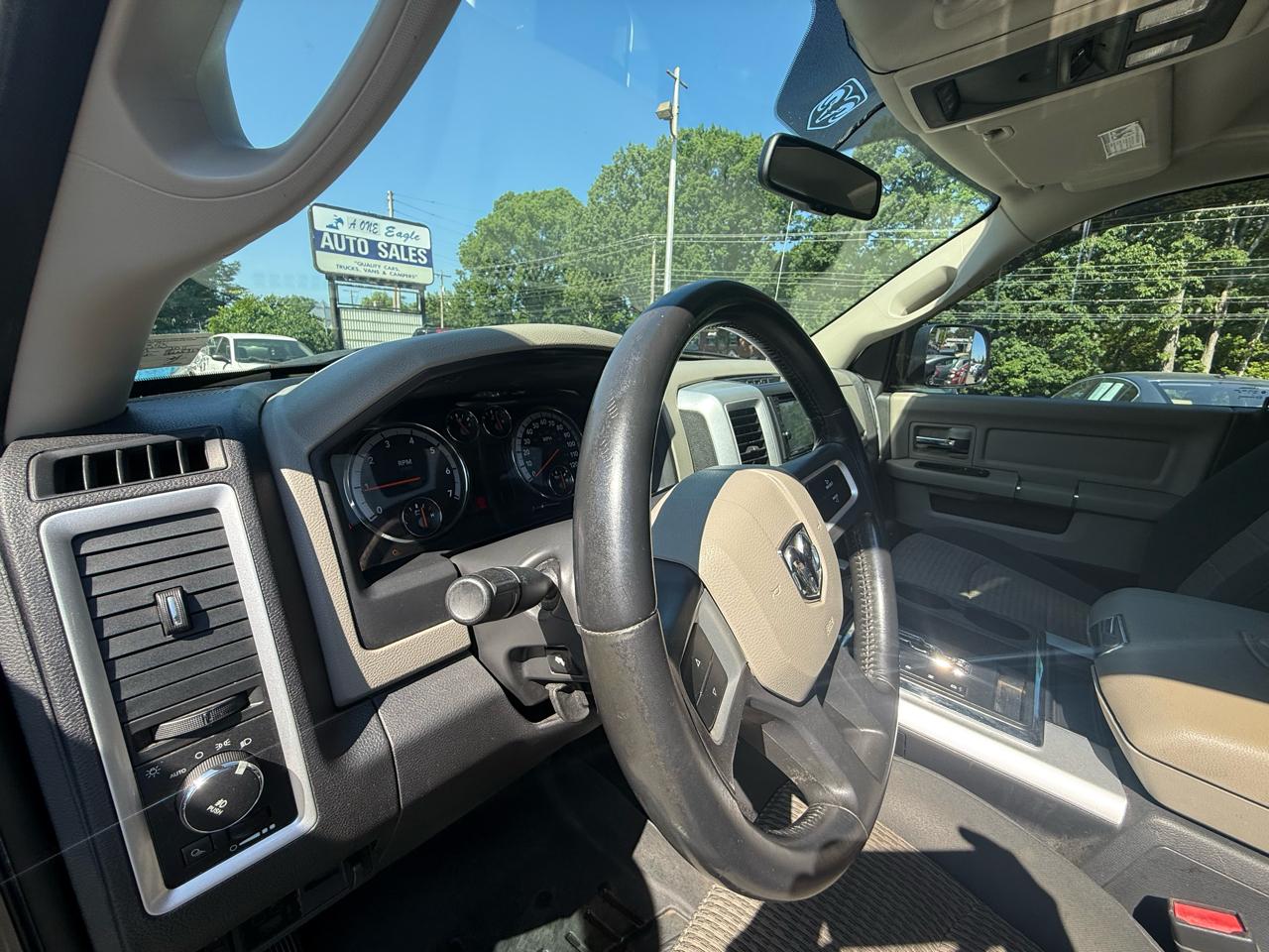 RAM 1500 4WD Crew Cab 140.5" Big Horn 2011