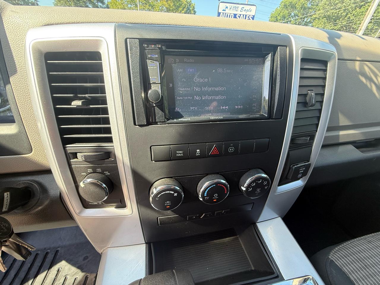 RAM 1500 4WD Crew Cab 140.5" Big Horn 2011