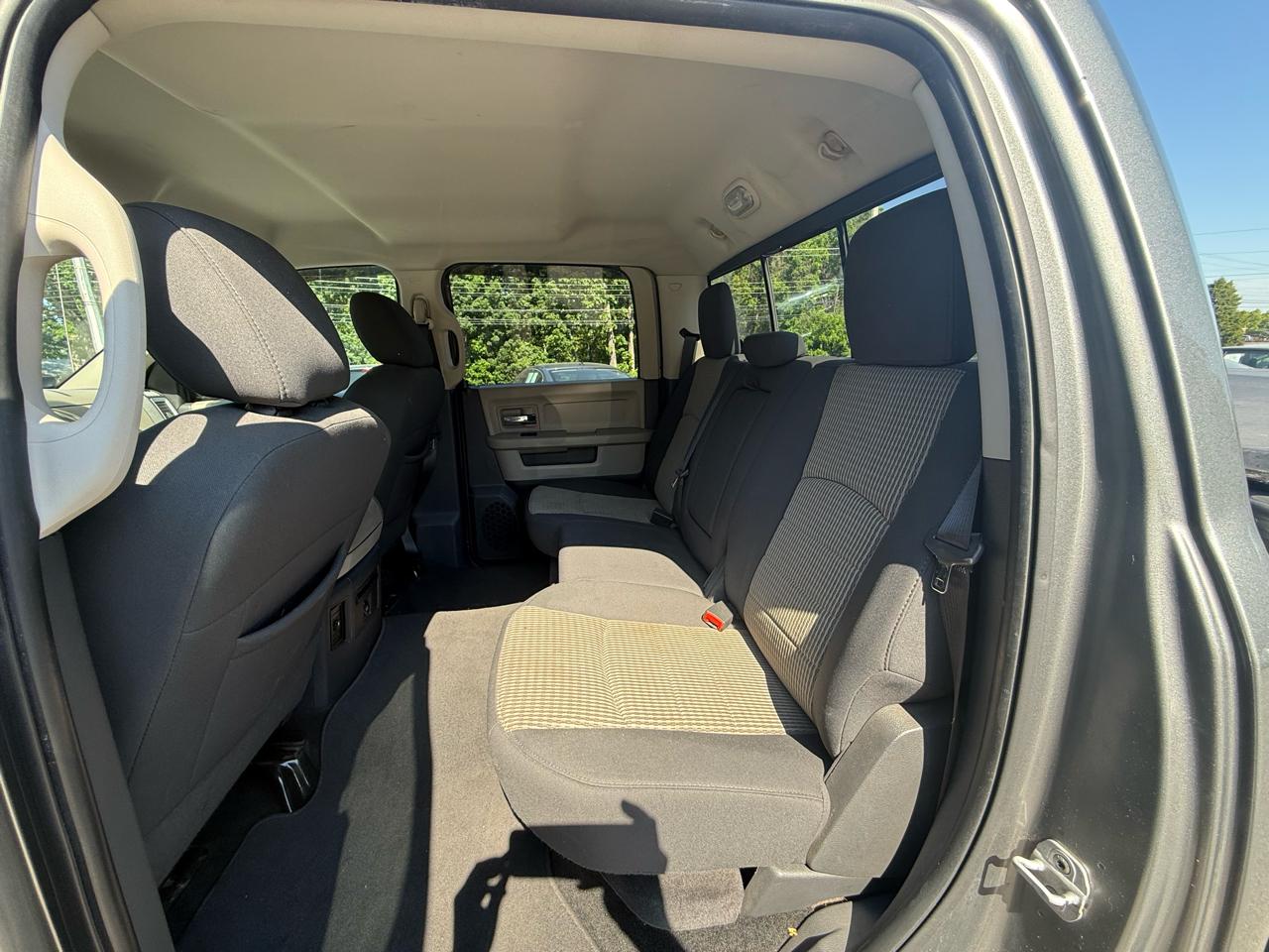 RAM 1500 4WD Crew Cab 140.5" Big Horn 2011