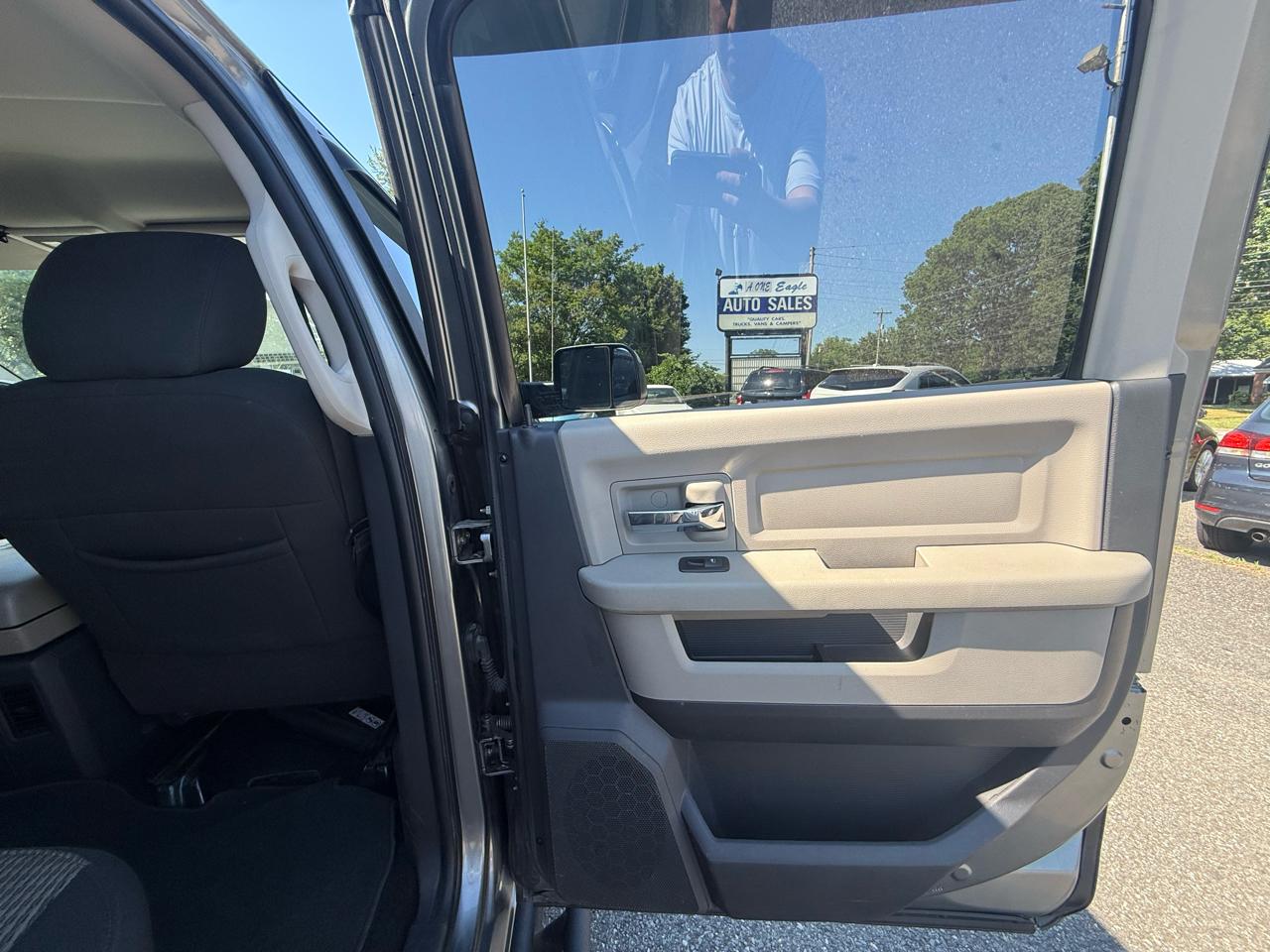 RAM 1500 4WD Crew Cab 140.5" Big Horn 2011