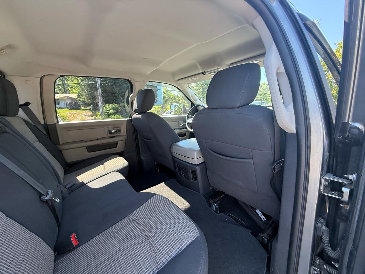 RAM 1500 4WD Crew Cab 140.5" Big Horn 2011